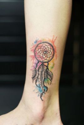  Tatouage attrape rêve multicolore et de petite taille sur la cheville